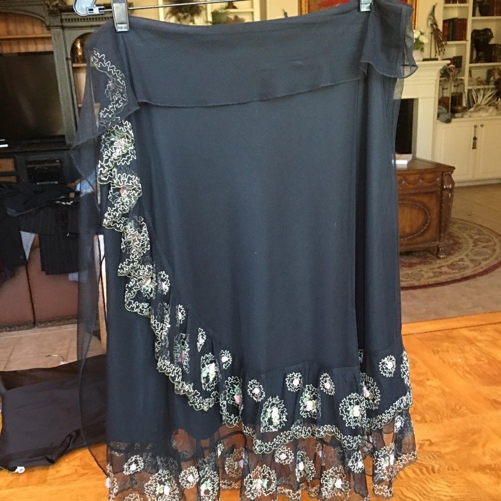 Beautiful Black Skirt w Ruffle Trim n Coral Roses